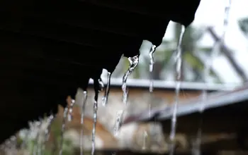 Eau de pluie s'écoulant d'un toit