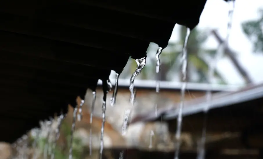 Eau de pluie s'écoulant d'un toit