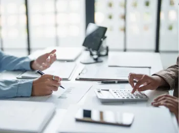 Analyse financière avec calculatrice et documents illustrant le rendement des fonds en euros et les taux et bonus en 2026