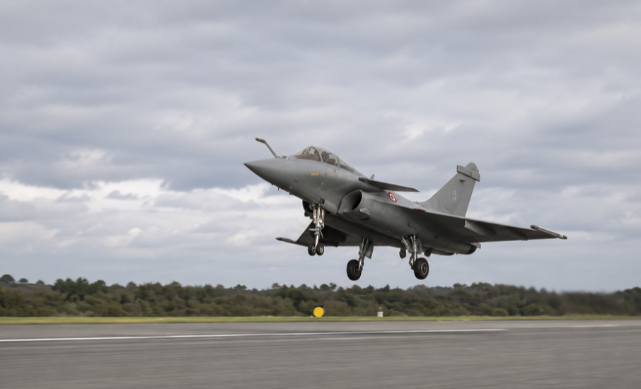 906x550 Avion De Chasse Dans Les Airs Ciel Gris Lmb Aerospace